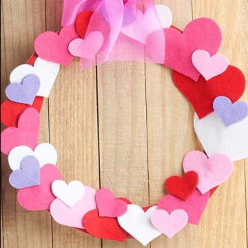 Heart wreath craft with felt hearts.