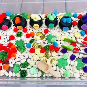 St. Patrick's Day themed sensory bin.